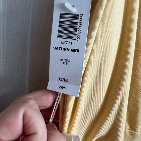 Chic Gold Sleeveless Dress - Picture 3 of 6